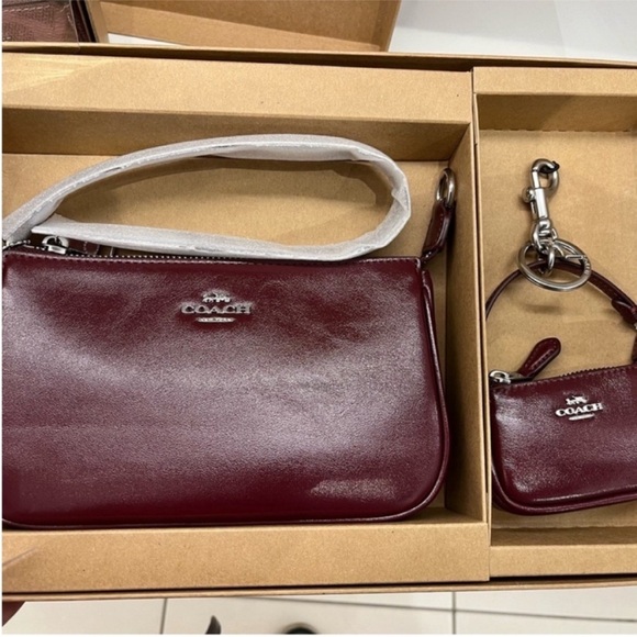 Coach Boxed Nolita 19 And Nolita Bag
Charm Set Holidays - Picture 7 of 10